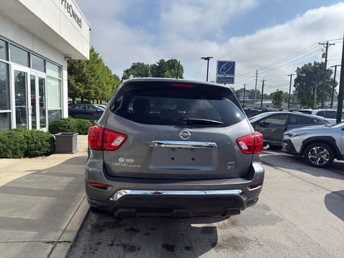 Used 2017 Nissan Pathfinder SV AWD/4WD image 4