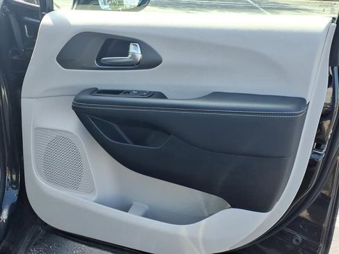 Used 2024 Chrysler Pacifica Limited FWD image 20