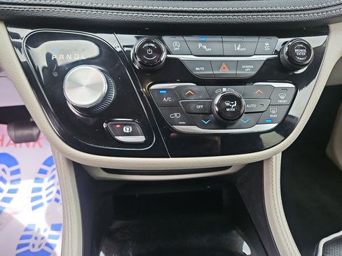 Used 2023 Chrysler Pacifica Limited FWD image 18