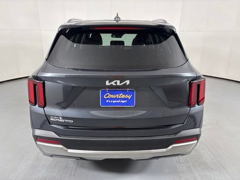 Used 2024 Kia Sorento S FWD image 7