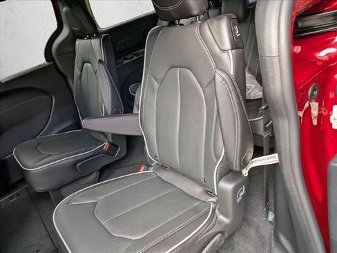 New 2026 Chrysler Pacifica Limited w/ S Appearance Package FWD image 11