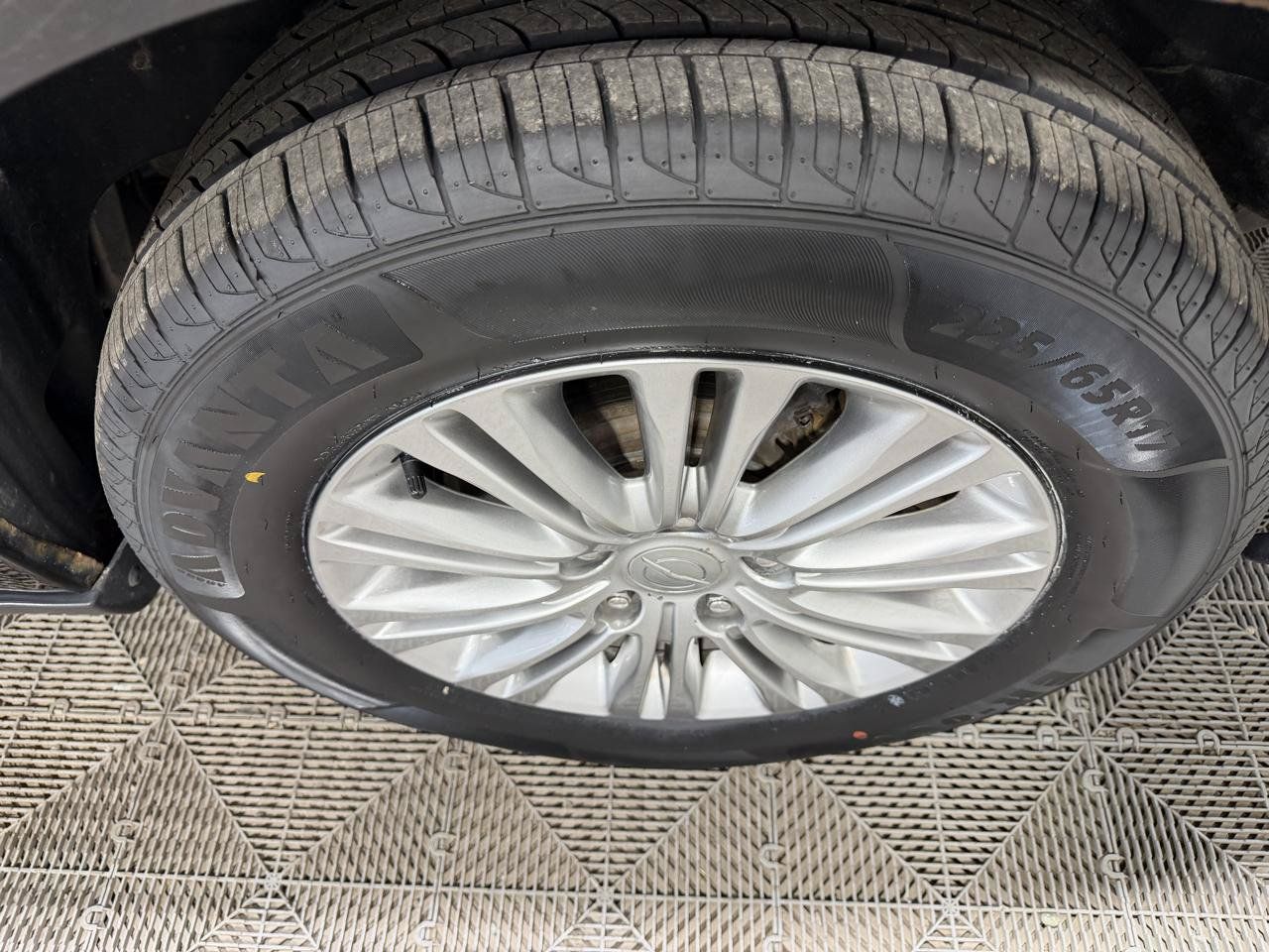 Used 2016 Chrysler Town & Country Touring FWD image 19