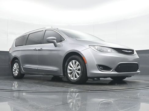 Used 2019 Chrysler Pacifica Touring-L image 34