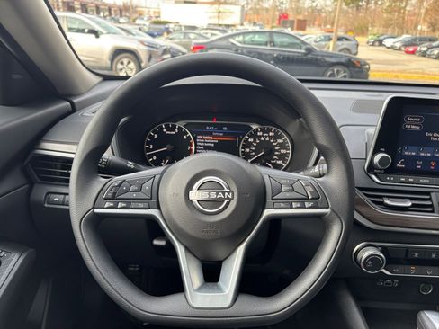 Used 2025 Nissan Altima 2.5 SV image 35