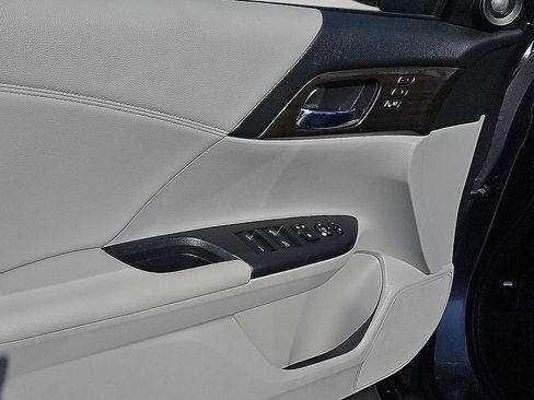 Used 2017 Honda Accord Touring image 20
