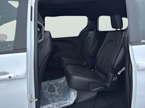 New 2026 Chrysler Pacifica Select image 30