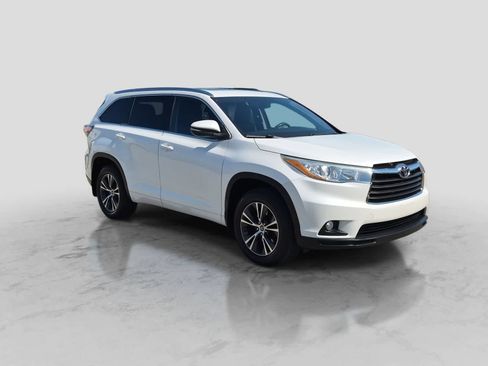Used 2016 Toyota Highlander XLE AWD/4WD image 2
