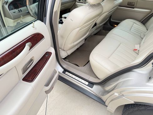 Used 2003 Lincoln Town Car Signature RWD image 15