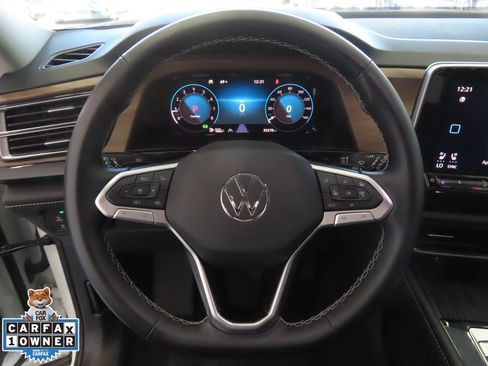 Used 2025 Volkswagen Atlas SE image 17