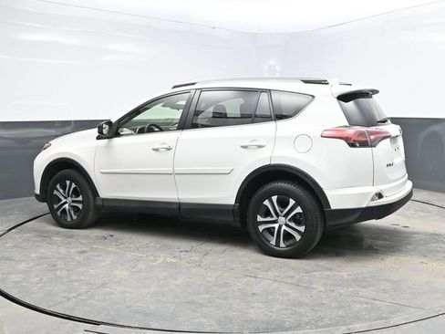 Used 2018 Toyota RAV4 LE image 4