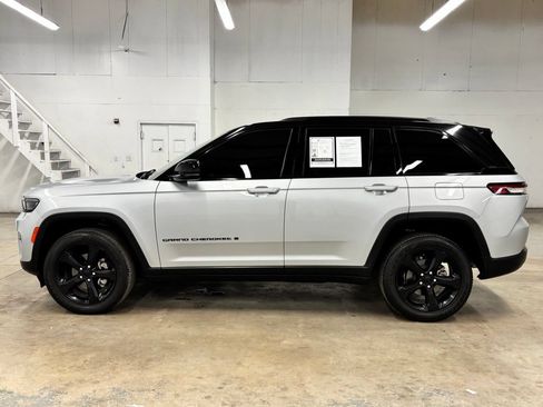 Used 2023 Jeep Grand Cherokee Altitude AWD/4WD image 4