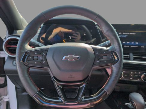 Used 2025 Chevrolet Trax RS w/ Sunroof Package FWD image 27