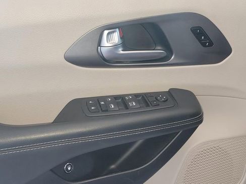 Used 2023 Chrysler Pacifica Touring-L FWD image 7