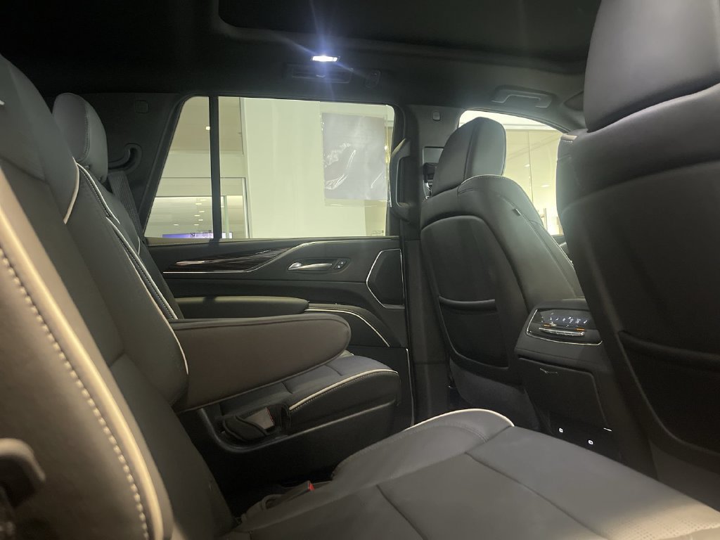 Used 2024 Cadillac Escalade Premium Luxury AWD/4WD image 31