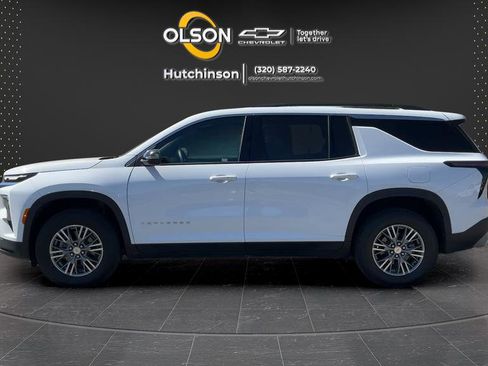 Used 2025 Chevrolet Traverse LT image 14