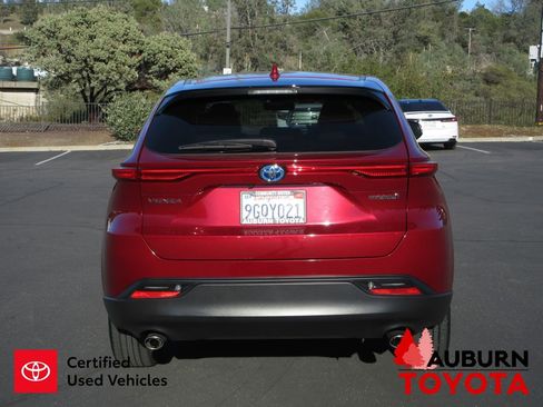 Certified 2022 Toyota Venza LE image 5