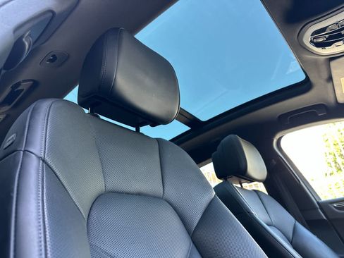 Certified 2025 Porsche Macan AWD/4WD image 18