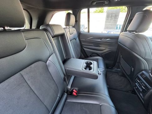 Used 2025 Jeep Grand Cherokee Altitude AWD/4WD image 28