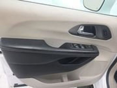 Used 2022 Chrysler Pacifica Touring-L w/ Uconnect Theater Family Group image 9