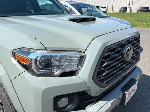 Used 2022 Toyota Tacoma TRD Sport w/ Technology Package AWD/4WD image 4