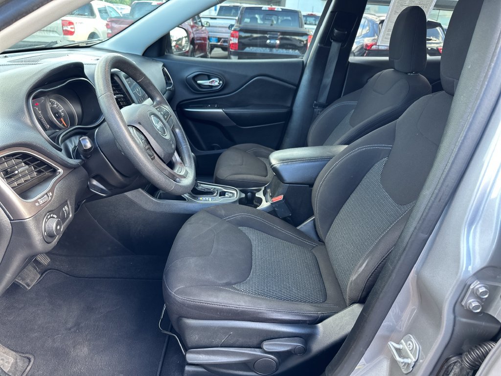 Used 2019 Jeep Cherokee Latitude w/ Popular Appearance Group FWD image 14