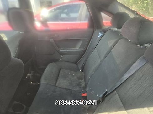 Used 2010 Ford Focus SE FWD image 4