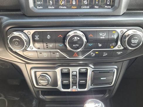 Used 2018 Jeep Wrangler Unlimited Sahara w/ Uconnect 4C Nav & Sound Group AWD/4WD image 21