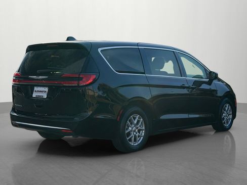 Used 2024 Chrysler Pacifica Touring-L image 7