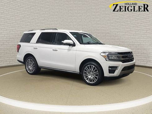 Used 2023 Ford Expedition Limited image 3