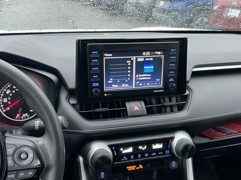 Used 2021 Toyota RAV4 LE image 18