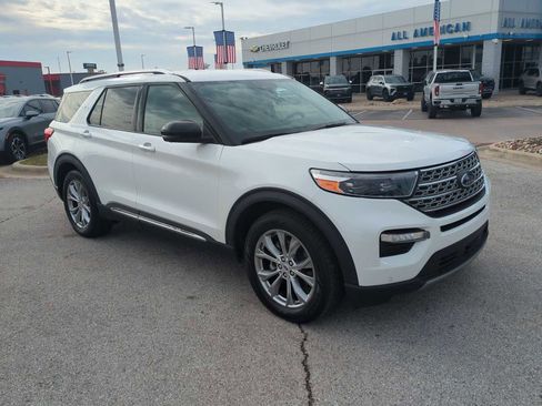 Used 2022 Ford Explorer Limited w/ Limited Technology Package image 2