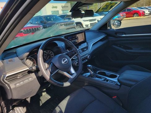 Used 2023 Nissan Altima 2.5 SV w/ SV Premium Package image 10