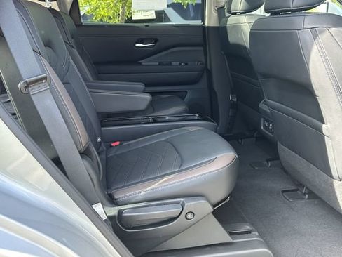 Certified 2025 Nissan Pathfinder Platinum FWD image 17