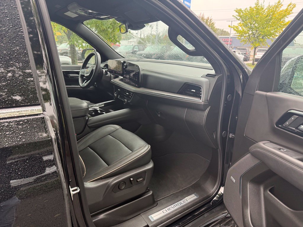 Used 2026 Chevrolet Suburban Premier AWD/4WD image 18