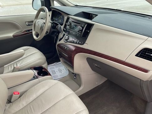 Used 2014 Toyota Sienna XLE image 15