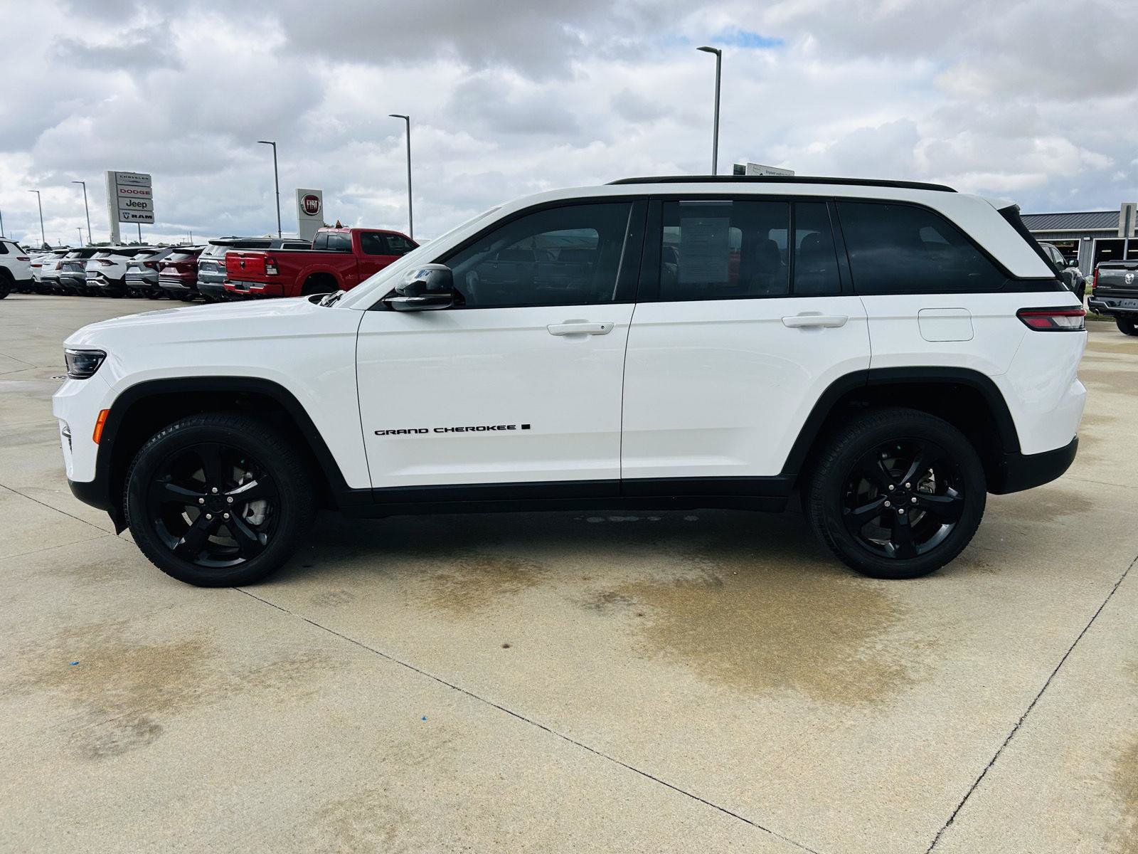 Used 2023 Jeep Grand Cherokee Limited w/ Black Appearance Package AWD/4WD image 38