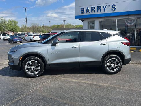 Used 2025 Chevrolet Blazer LT FWD image 2