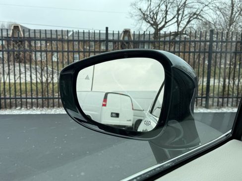 Used 2024 Chrysler Pacifica Limited image 16