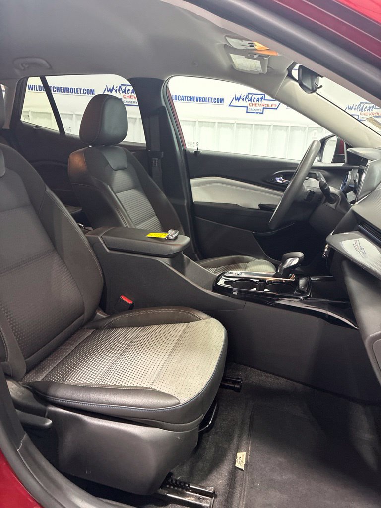 Used 2025 Chevrolet Trax LT FWD image 36