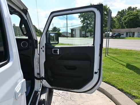 Used 2019 Jeep Wrangler Unlimited Sahara AWD/4WD image 18