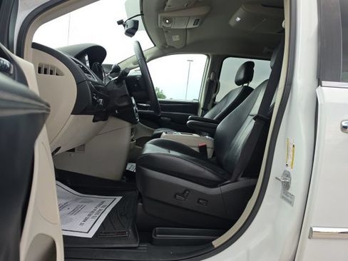 Used 2015 Chrysler Town & Country Touring w/ Driver Convenience Group FWD image 9