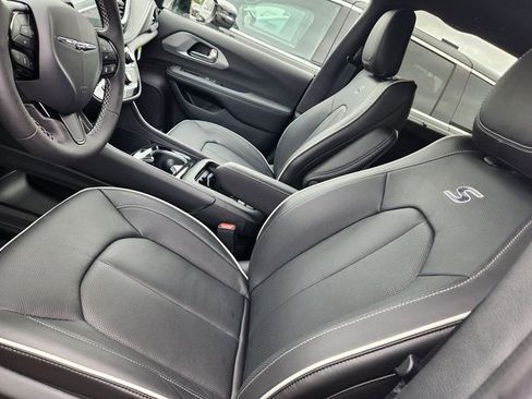 New 2026 Chrysler Pacifica Limited w/ S Appearance Package image 13
