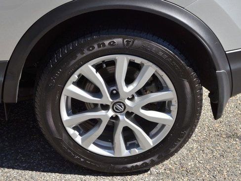 Used 2022 Nissan Rogue Sport SV w/ Technology Package image 12