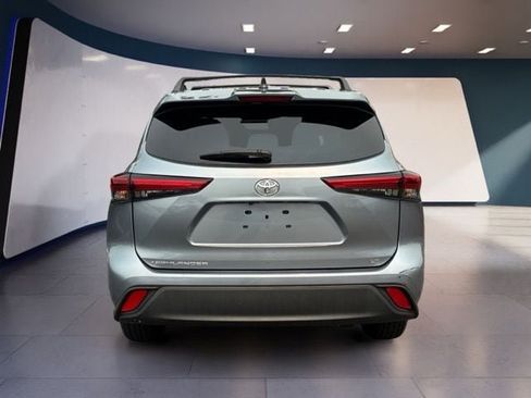Used 2023 Toyota Highlander LE FWD image 4