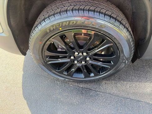 Used 2022 GMC Acadia SLE w/ Driver Convenience Package FWD image 45