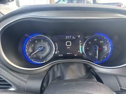 Used 2022 Chrysler Pacifica Limited w/ S Appearance Package image 12