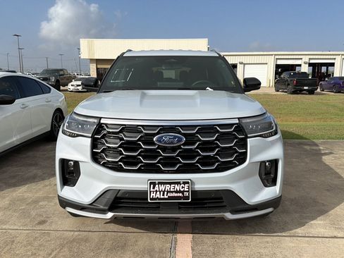 Used 2026 Ford Explorer Platinum RWD image 2