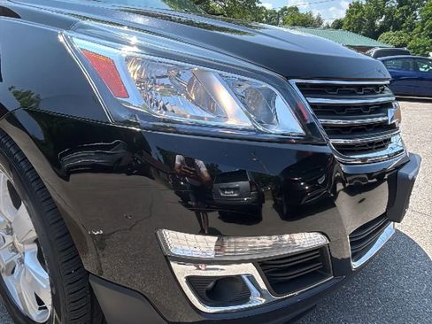 Used 2017 Chevrolet Traverse LT w/ Style and Technology Package image 27