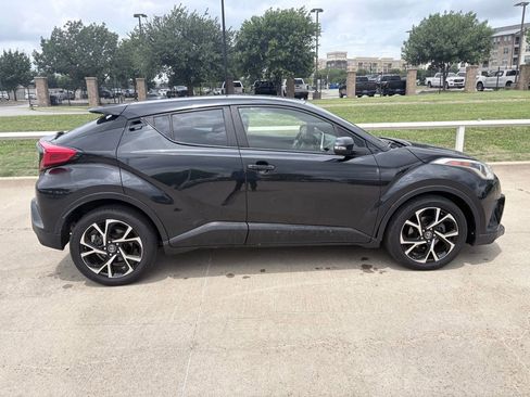 Used 2019 Toyota C-HR XLE FWD image 3