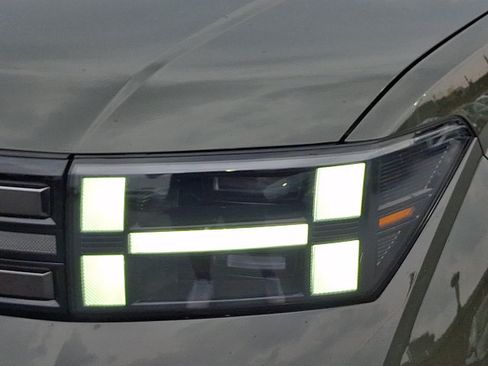 Certified 2025 Hyundai Santa Fe Limited AWD/4WD image 9